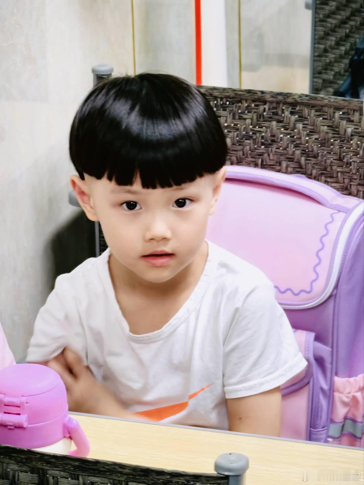 孩子们的纯真善良，总能触动我们心中最柔软的地方。上一年级的小学生，总是带给我们意