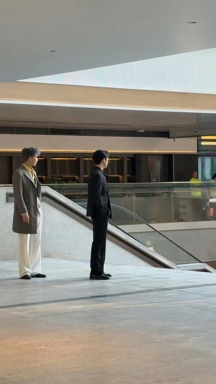 李现雾里青全黑西装造型谁懂啊！真霸总直接氛围感拉满了！李现这身全黑西装也太绝了！