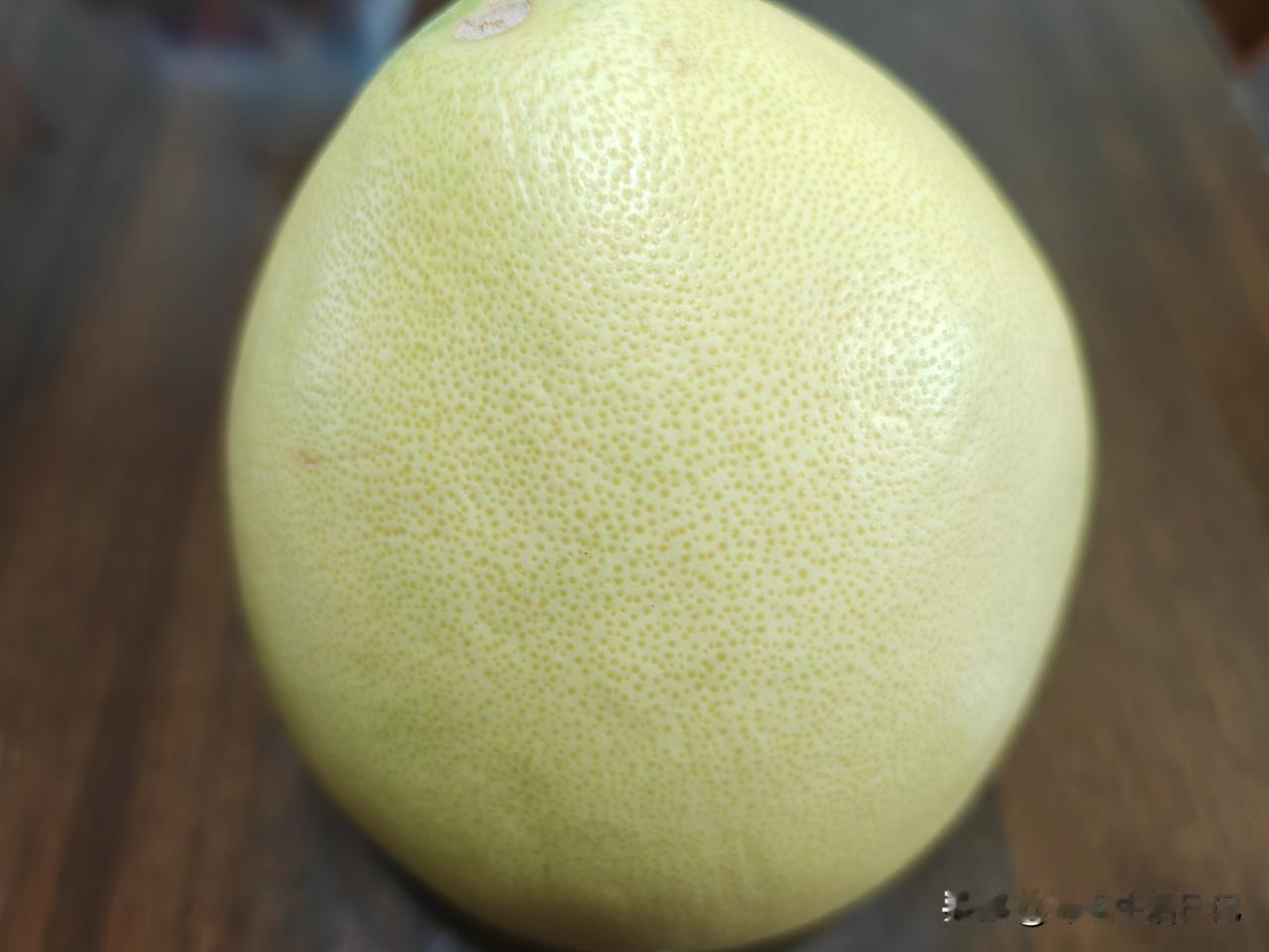 吃柚子真像是拆盲盒～
周五儿子下班到家，带回来两个柚子，他说是好同事给的。

吃