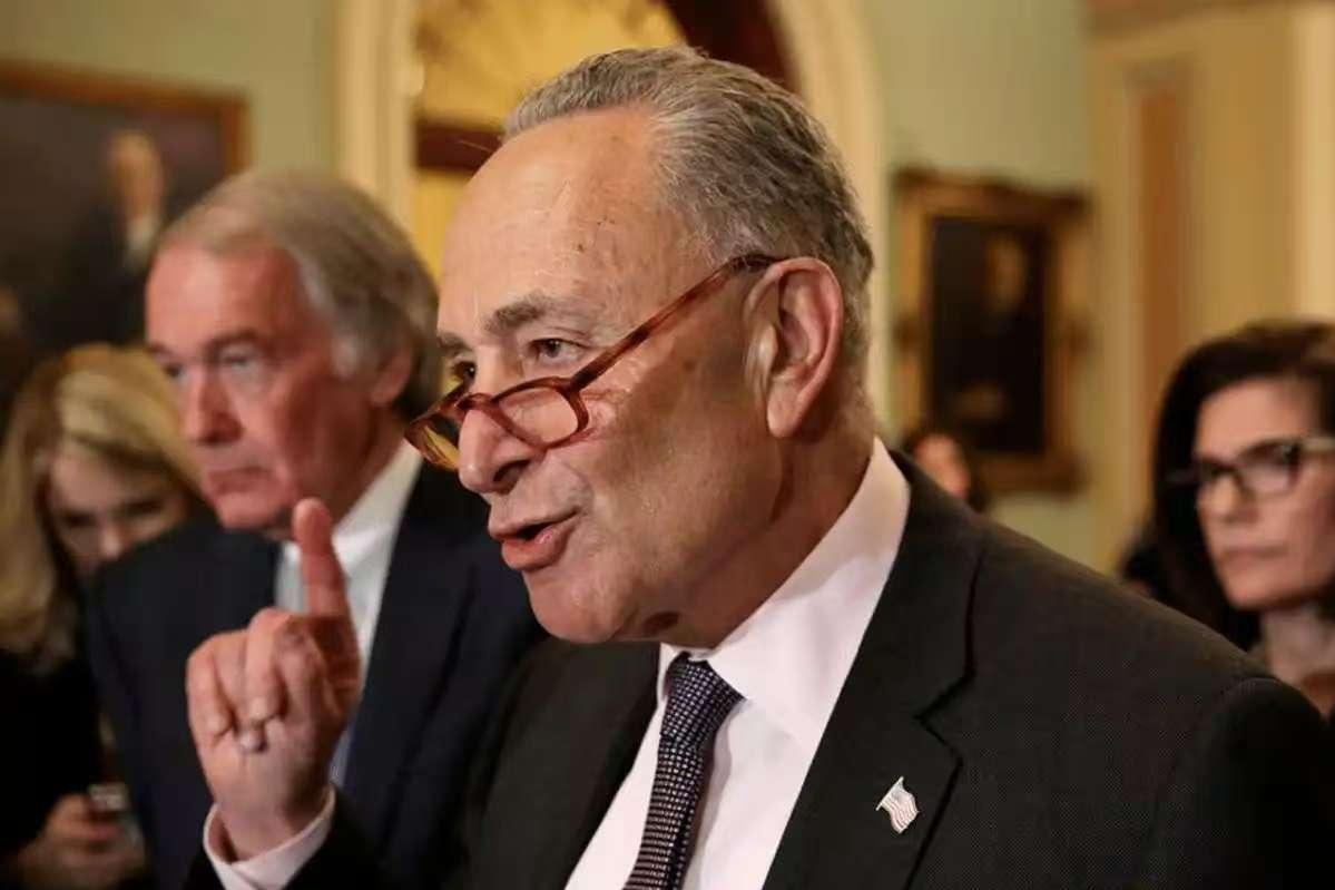 民主党参议员:特朗普又一次靠出国家安全换取中美合作协议！

昨天，民主党多名重量