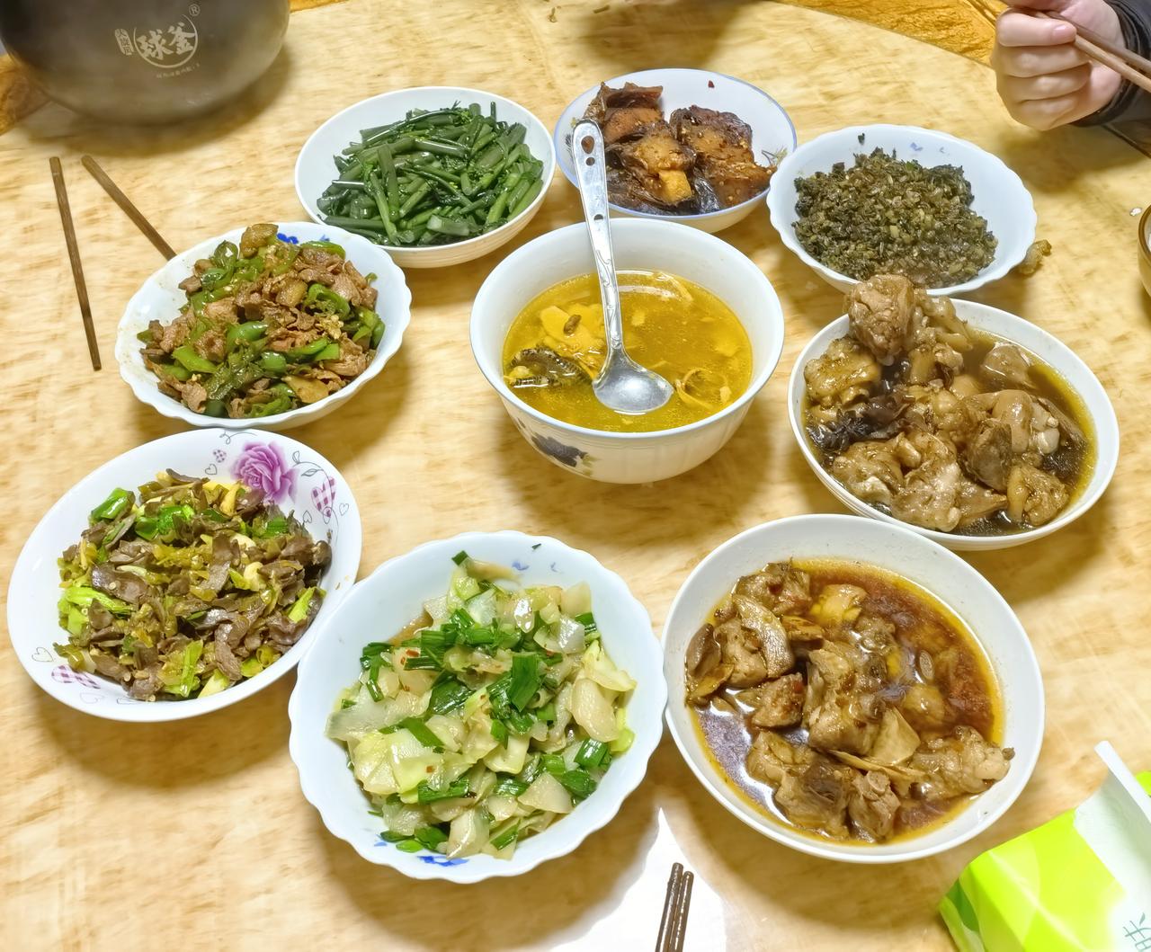 小年夜，给岳父岳母拜年，过几天就回老家过年了。

老婆兄弟姐妹4个，两个姐姐，一