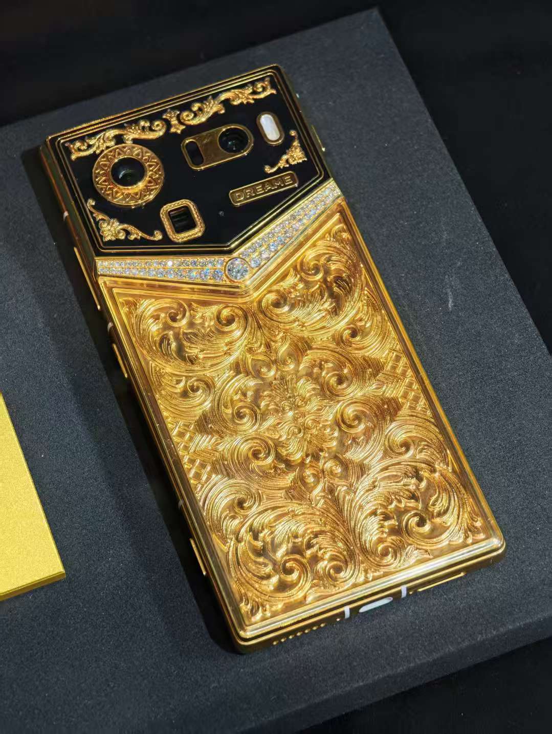 追觅手机上手追觅手机的另一个系列 AURORA LUX，售价从几万到十几万，据说