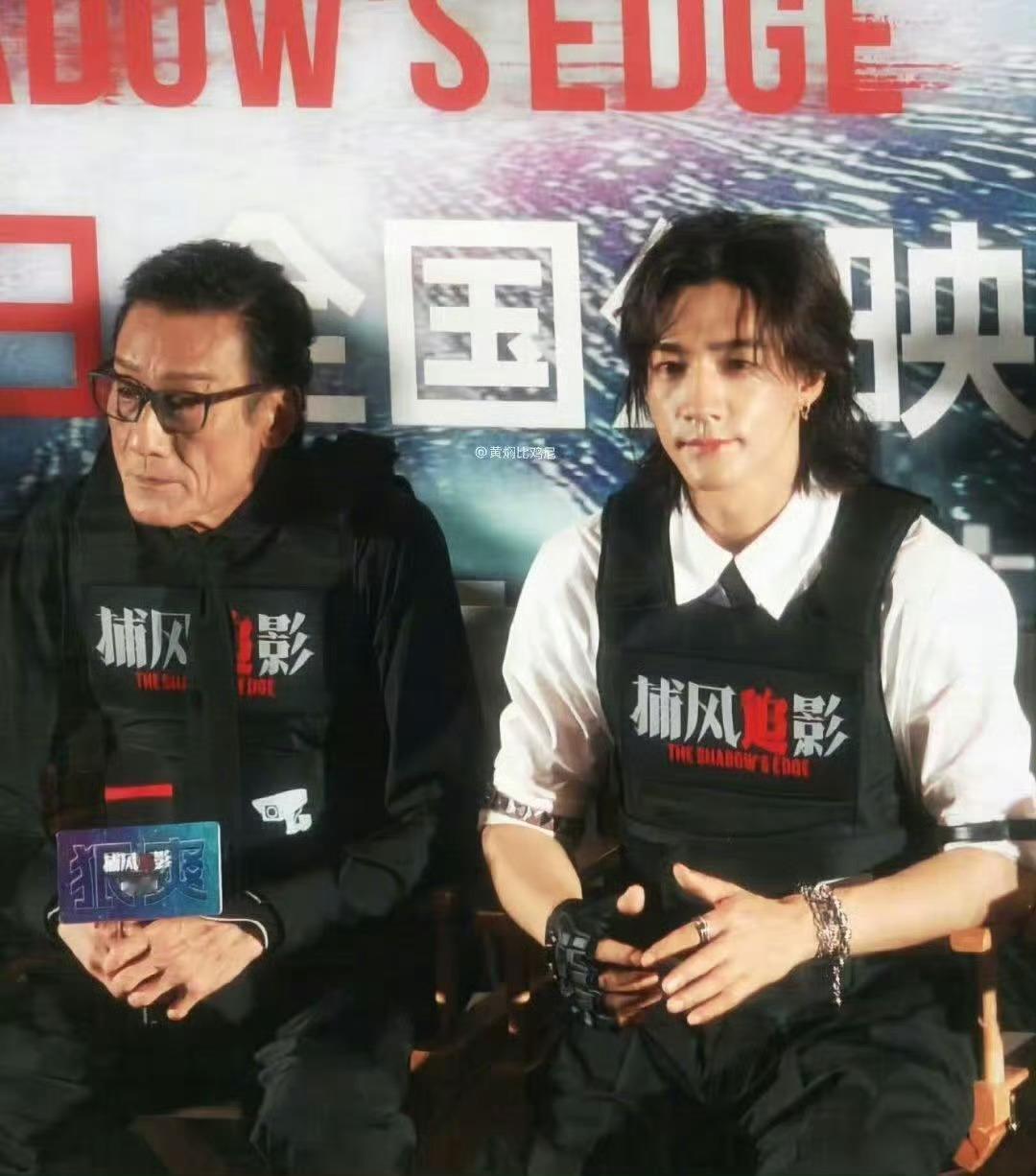梁家辉帮此沙摘彩带看到梁家辉帮此沙摘彩带，电影外的父慈子孝太好哭了。这传承感，像