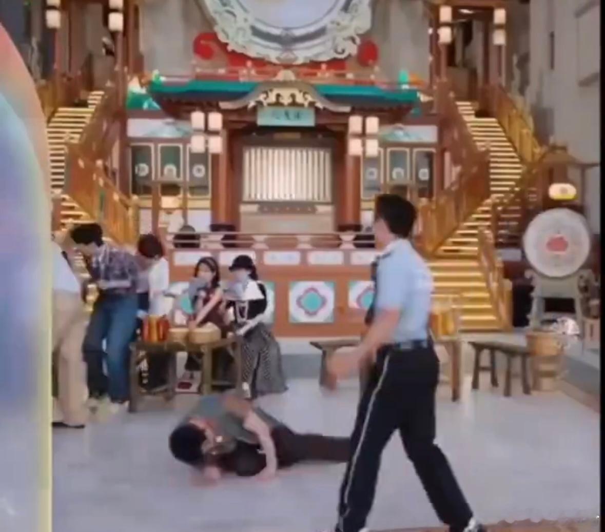 李昀锐小心翼翼，结果还是不小心把沙溢的假发薅下来了 主打一个闯祸绝不手软 沙溢一