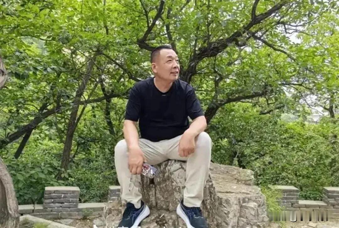 反差实在太大，
一向大手笔给员工开高薪的胖东来，最近话题不断。
于东来一段往年分