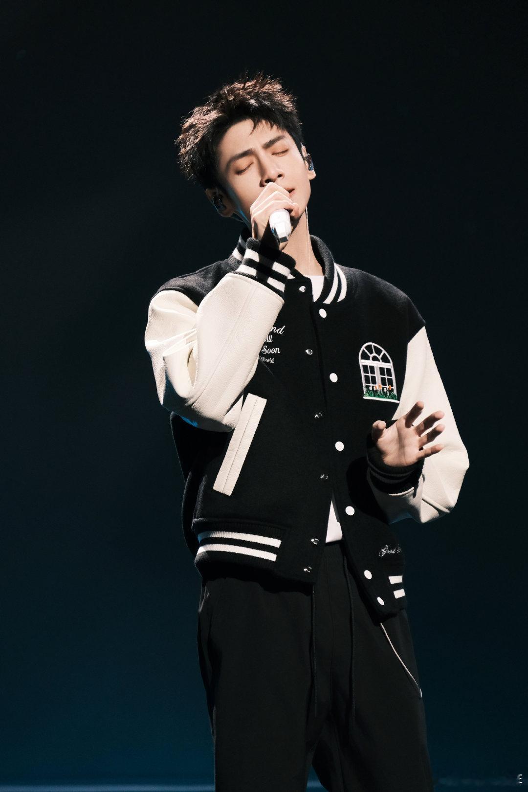 罗云熙置身光华中 罗云熙工作室预告来啦！“置身光华中，勾勒从容气度”，明日与罗云