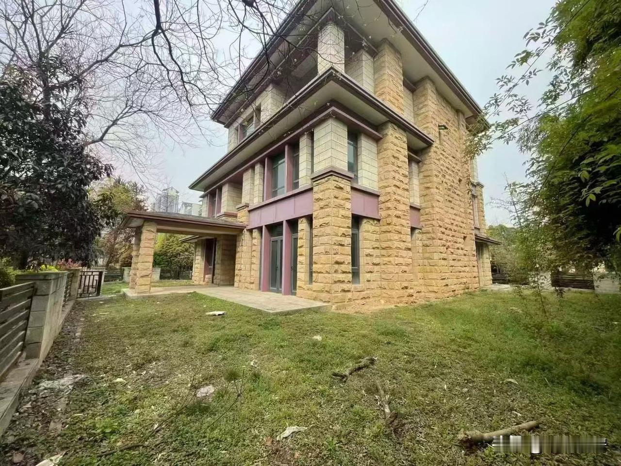 曲江一期纯独栋别墅🏡
【小区】紫薇永和坊
【产证面积】710.79平米
【户型