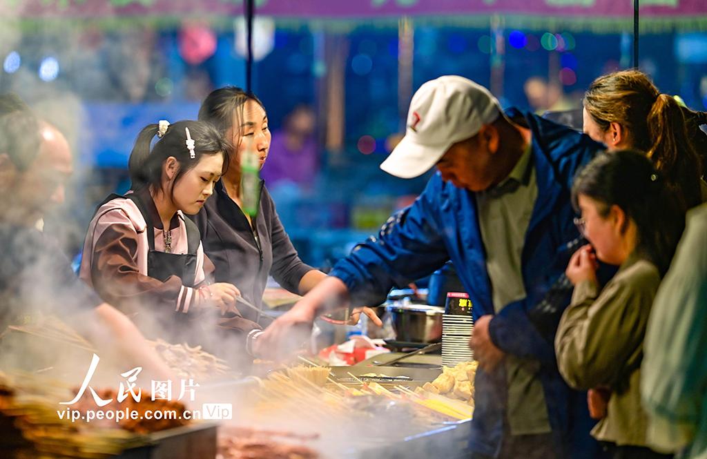 内蒙古鄂托克前旗：物资交流会点燃夏夜经济
