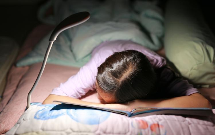 上联：临窗静听三更雨
下联：卧榻梦会千里客