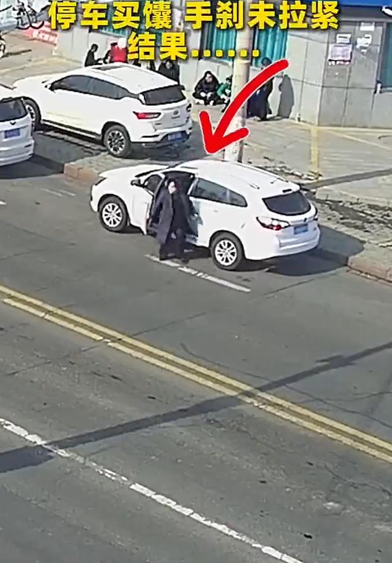 新疆，一女子下车去买囊，万万没想到，回来一看车竟然没了，女子第一反应就是车被盗了