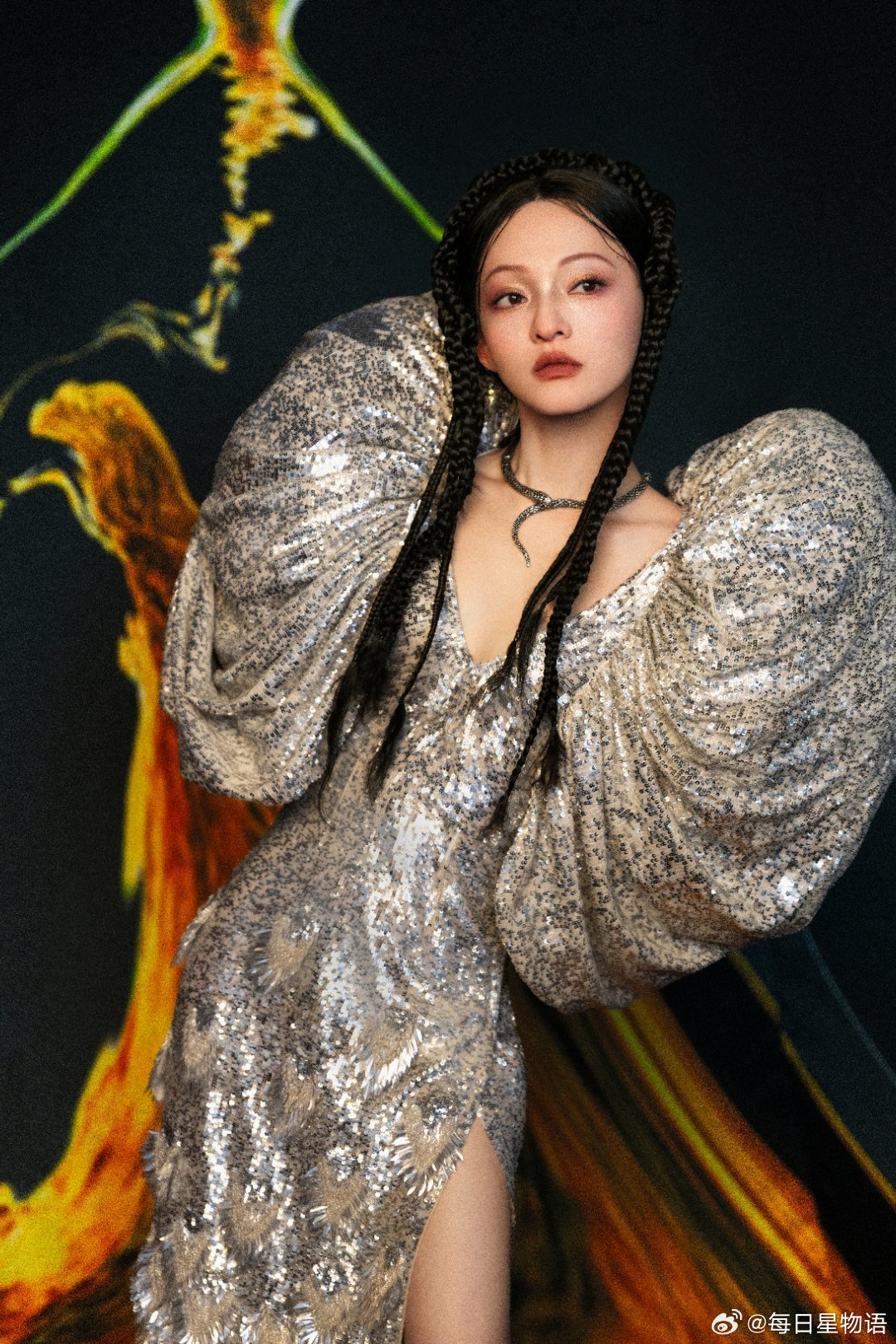 张韶涵巡演破茧成蝶海报 巡演破茧成蝶海报又鲨疯了！银色的短款礼服像茧一样，背后鎏