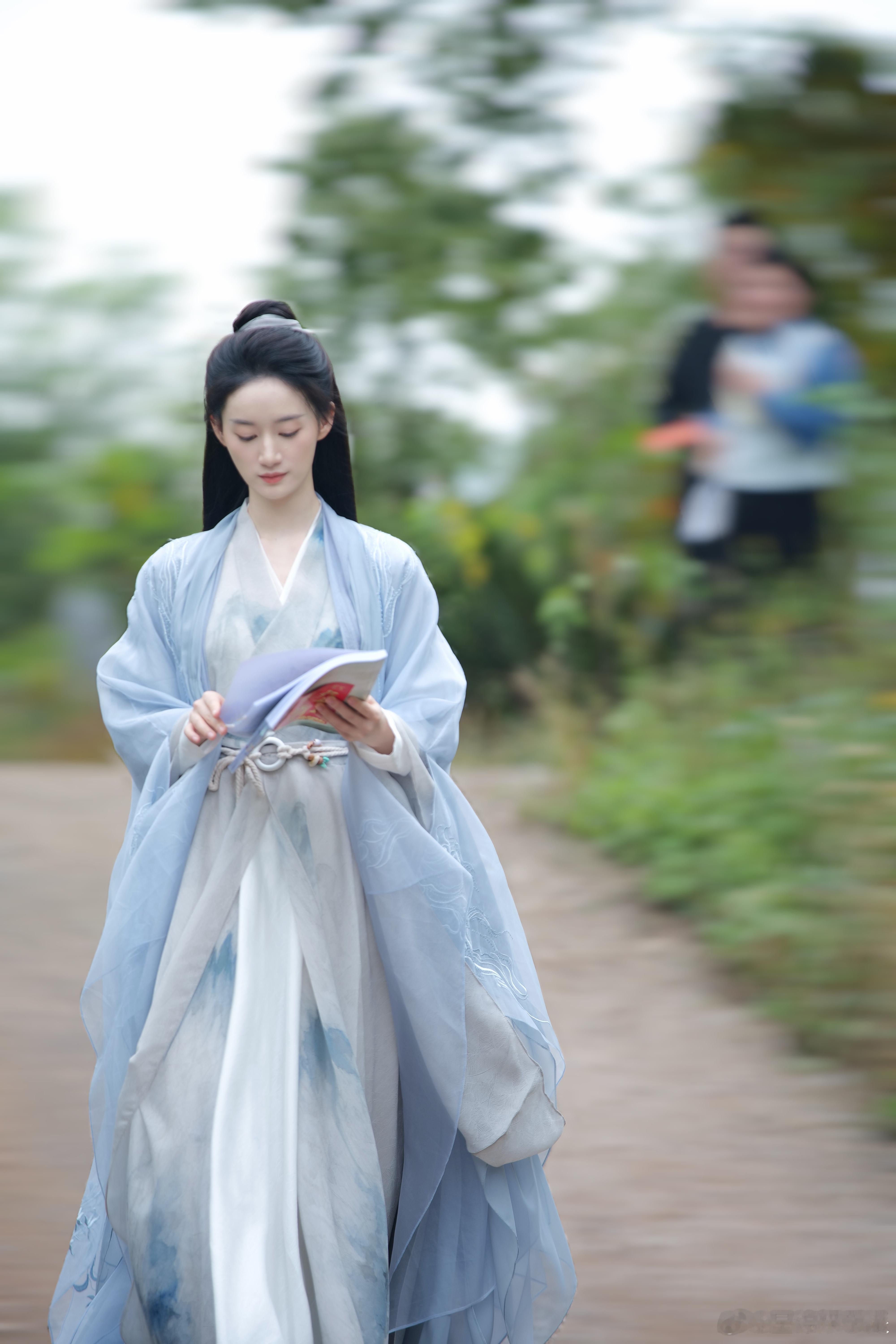 #郭晓婷 女师尊赛道#  郭晓婷在女师尊角色中太出色了。一身素衣，清冷出尘。浅蓝
