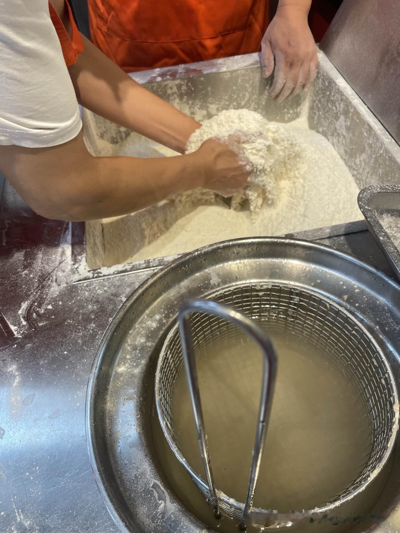 学炸鸡的第一天。感觉上午小有收获！

早上8:30到店，来教炸鸡的是个大姐，大姐