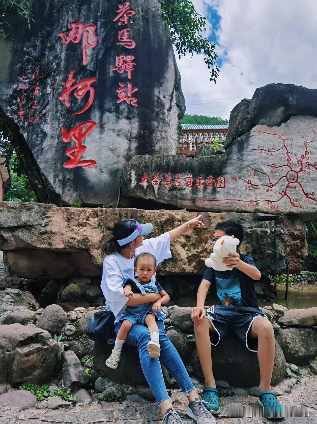 普洱茶马道，那是一条充满故事与魅力的道路。它连接着云南与远方，曾经的茶叶与马匹贸