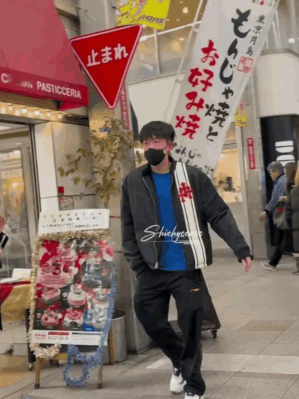 大头和莎莎两个人，一个喝酒喝的脸红，一个吃冰激淋，谁也别说谁！

福冈比赛结束后