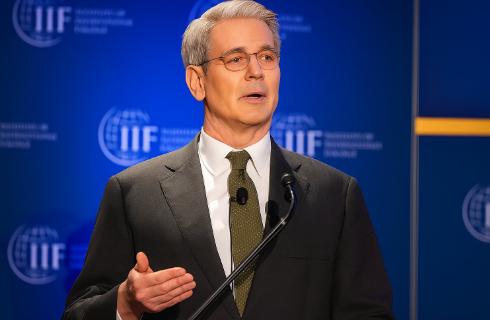 美国财长耶伦最近的表演真是把 “双标” 玩明白了！一边拿 “朝天鸣枪” 装强硬，