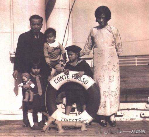 1932年，李济深与夫人双秀清、儿子李沛钰(右二)、李沛琼(右三)及女儿李筱莲(