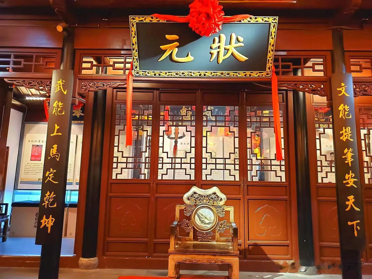   别以为古代当状元容易，需要“”文能提笔安天下，武能上马定乾坤”。