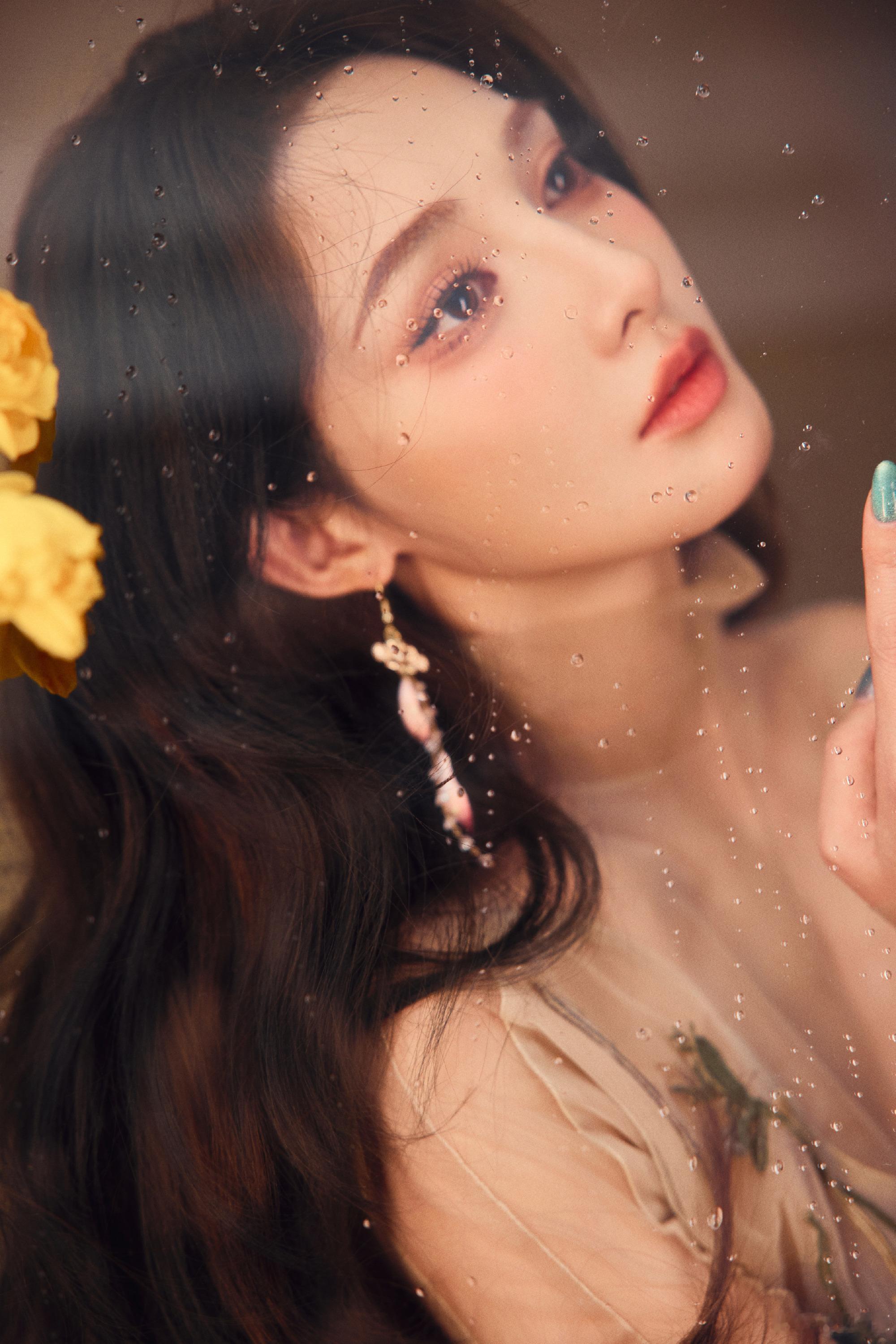 彭小苒深V开到肚脐 不得不说彭小苒太会穿了，肤色连体裙的深V造型，完美展现出她的