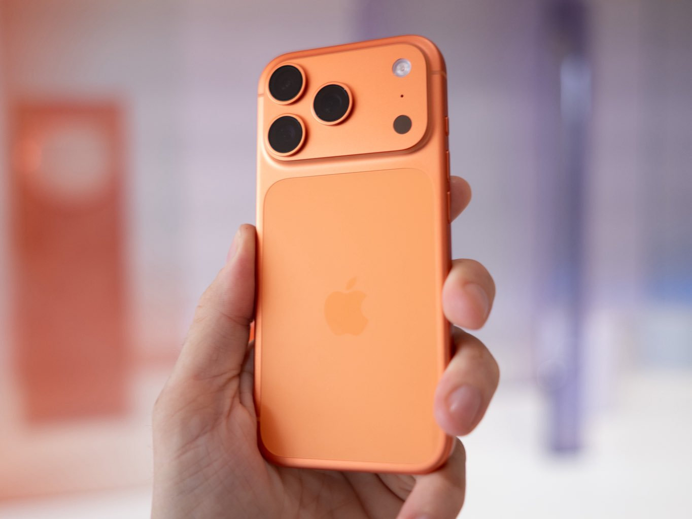 为什么今年都在做ProMax 差不多预算，安卓超大杯和iPhone 18 Pro