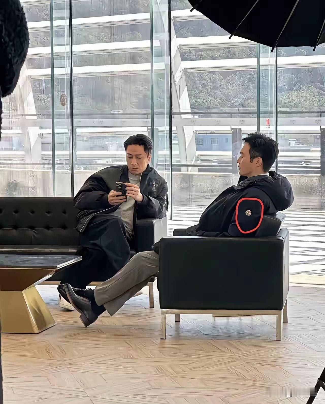 张智霖和吴卓羲坐在一起，比的不是颜值和身高，更让人注意的是张智霖的羽绒服
都知道