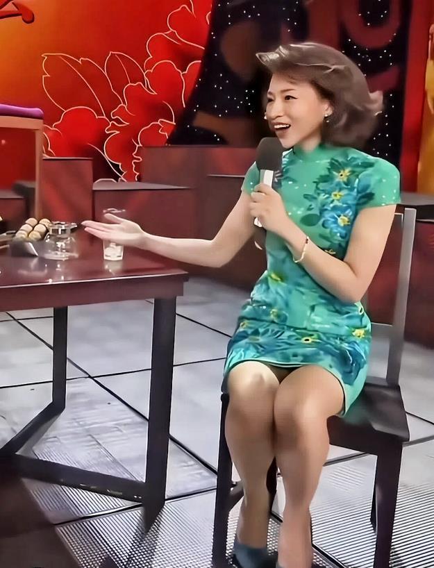 有人认为董卿赴美生子是一种不爱国的表现，在这里，我想谈谈自己的一点看法。
首先，