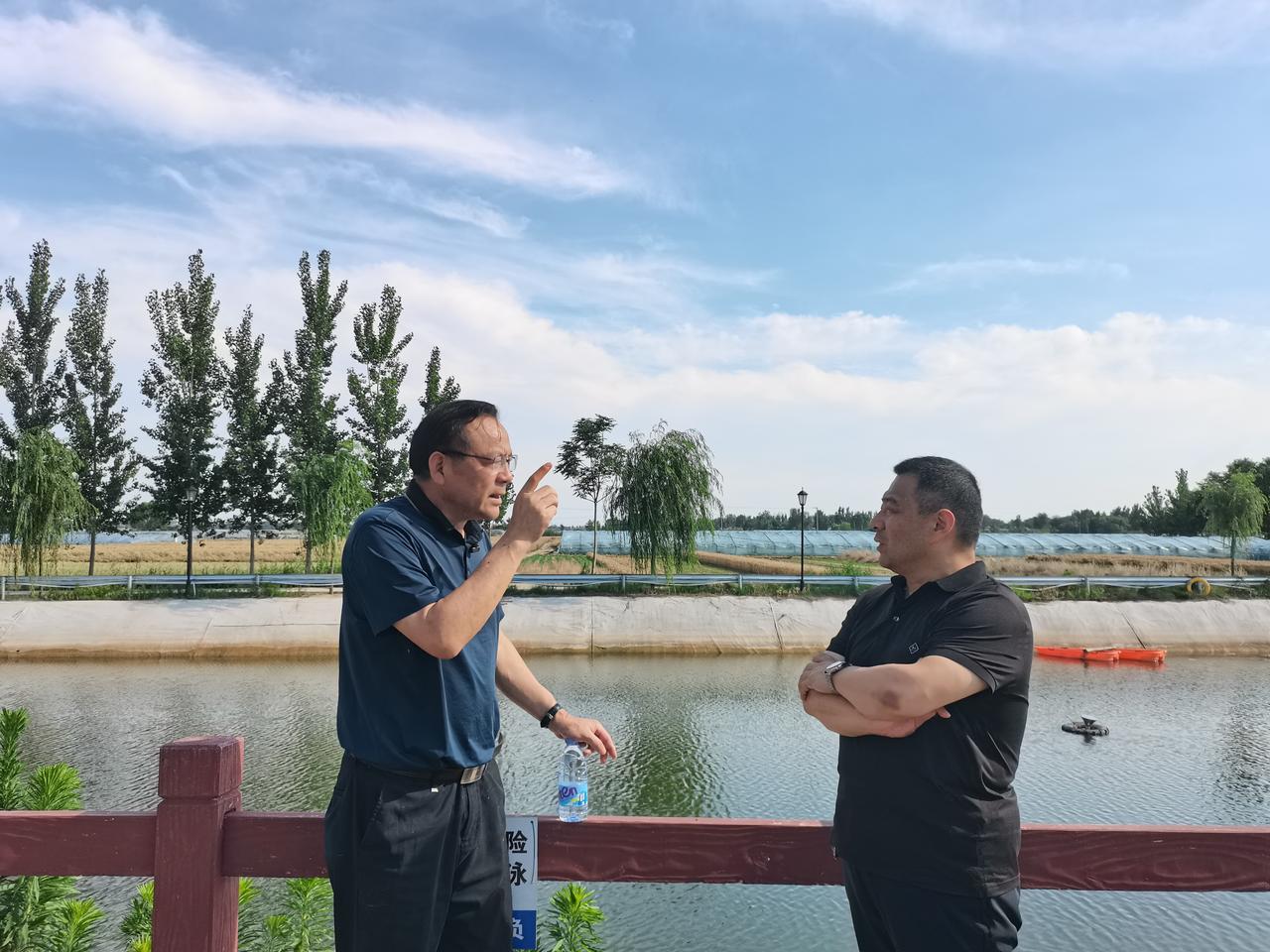 目前，休闲农业与乡村旅游“全行业照搬”。抄场景、抄文化、抄产品，终究逃不过“画虎
