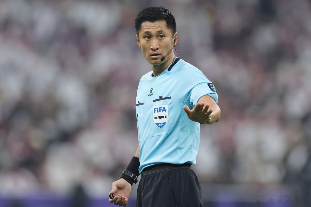 【中国队没能晋级世界杯，但中国球迷依然拥有一位明星：那位挥舞红黄牌的裁判】（CN