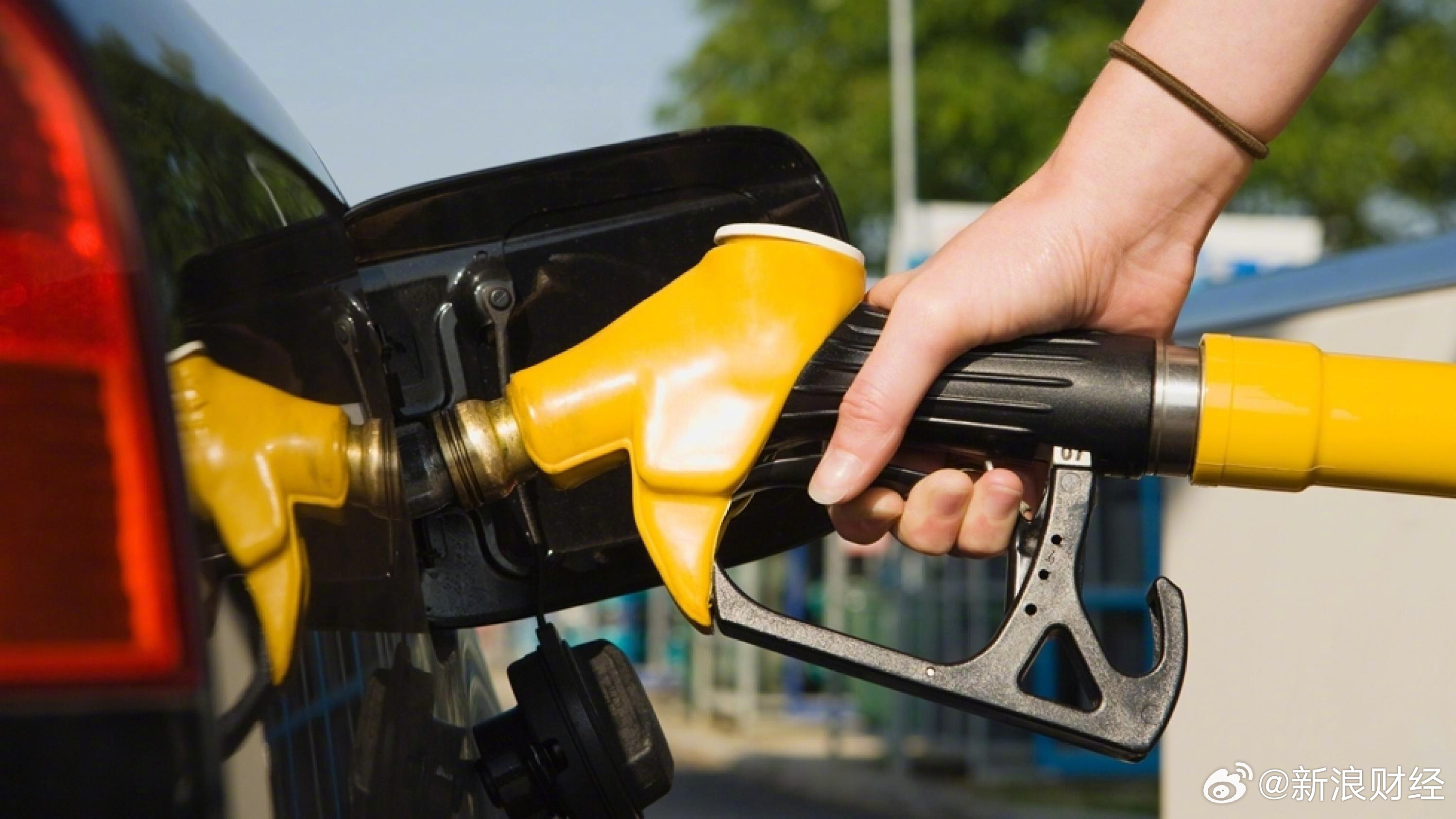 【成品油价即将五连涨】国内成品油价即将迎来“五连涨”。多家机构预测，3月23日也