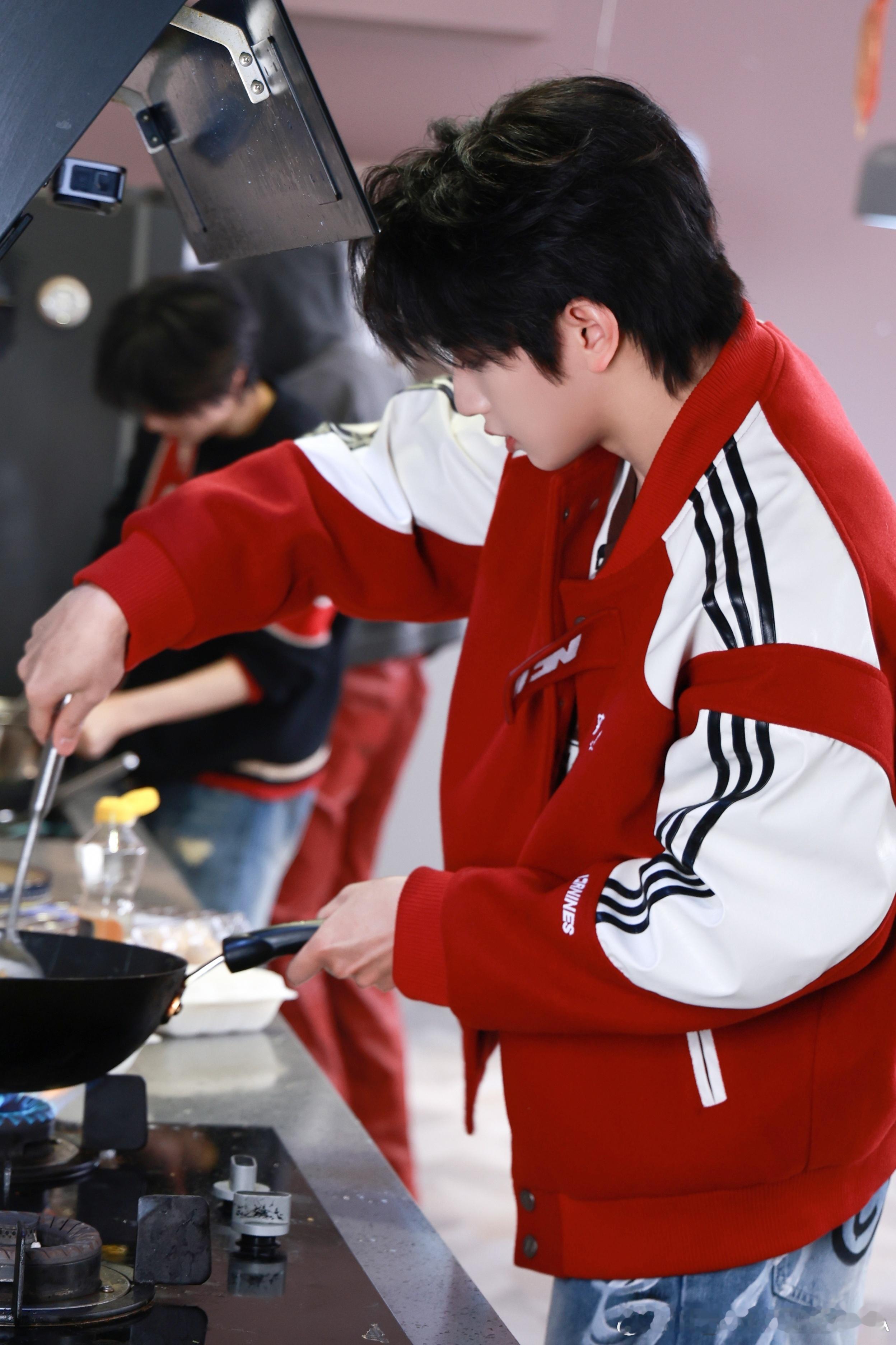 穆祉丞做饭 穆祉丞做饭九宫格🈶九敏🆘好萌的小猫😼做饭享受美食ing穆祉丞做