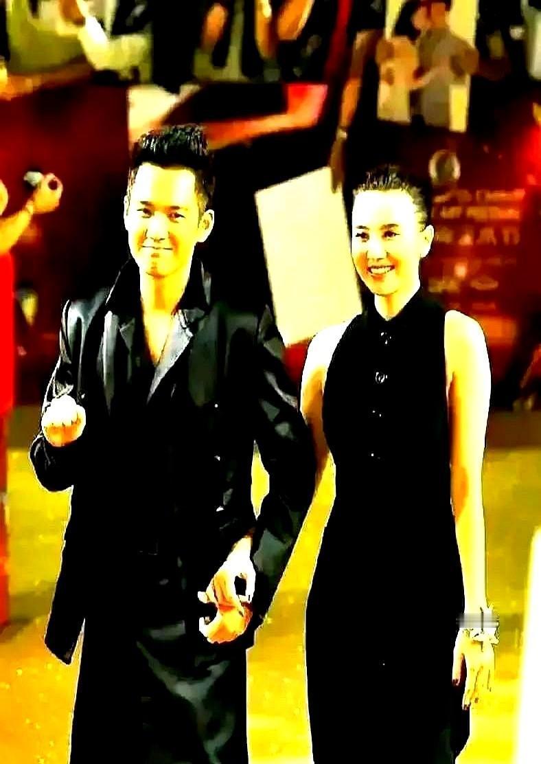 嚯。
两秒钟。
碰一下袖子就插兜。
愣是把内娱这潭浑水，搅出了点人样。
你们看见