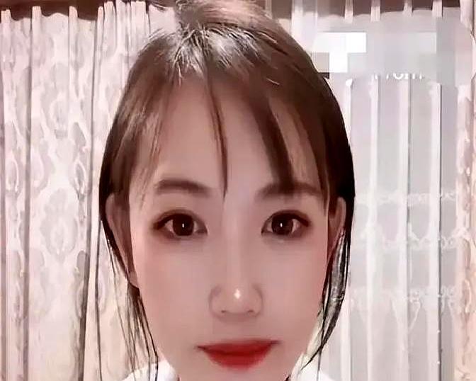 十年了，马蓉想靠直播翻身，弹幕一句“宋喆呢”就让她熄火。观众不是记仇，是懒得再信