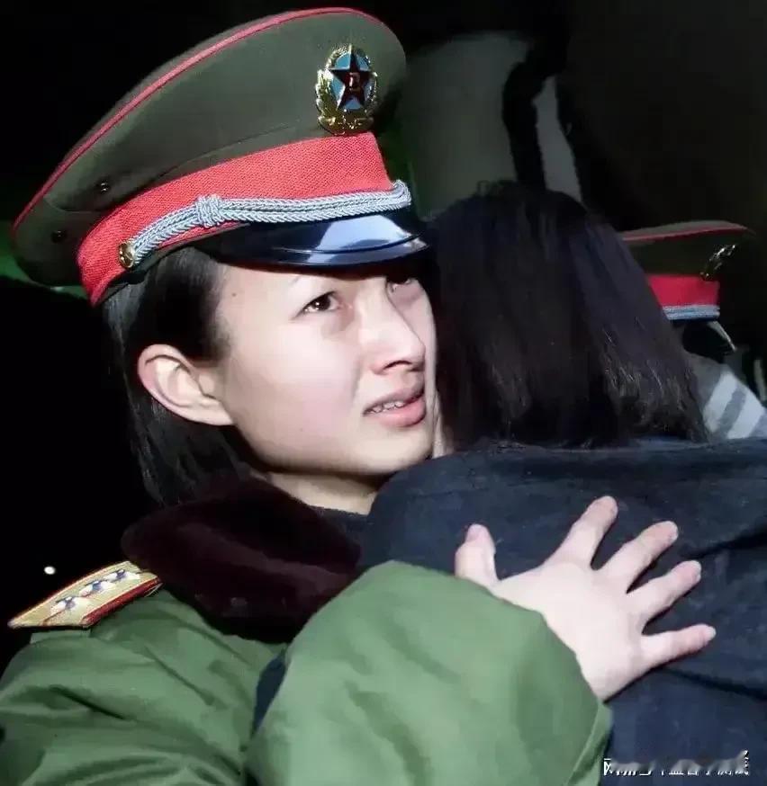 1989年昆明火车站,陆军第67野战医院的医护兵即将返回老山前线时,一位女兵紧紧