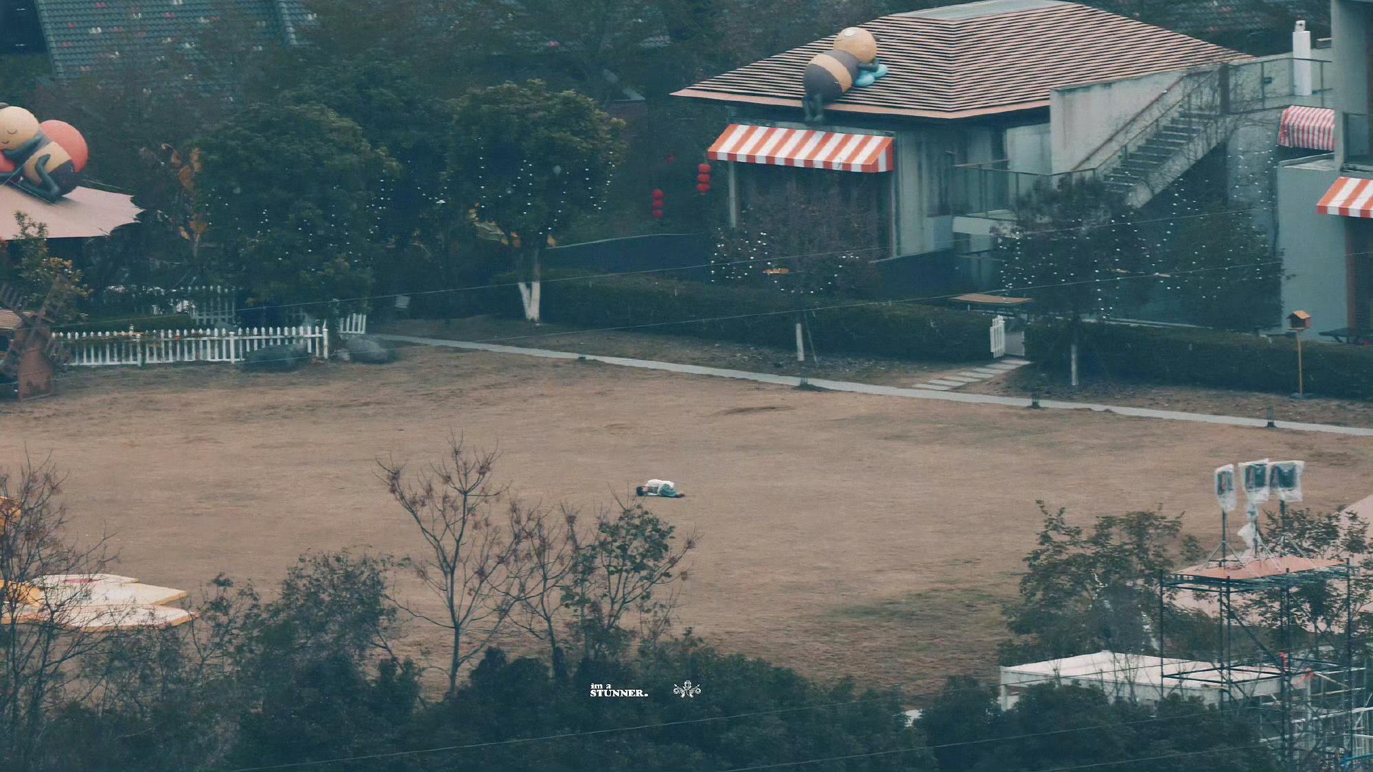 穆祉丞小朋友泥嚎这里不让睡觉，好可爱的小团子穆祉丞这里不让睡觉穆祉丞躺在草地上穆