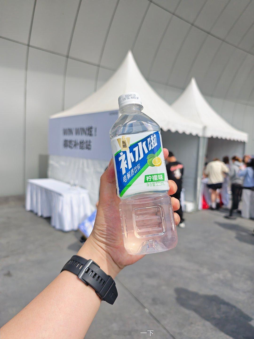东鹏0糖特饮已暂停售卖刚刚参加完荣耀发布会，外面的赠饮就是东鹏特饮，两个都是张雪