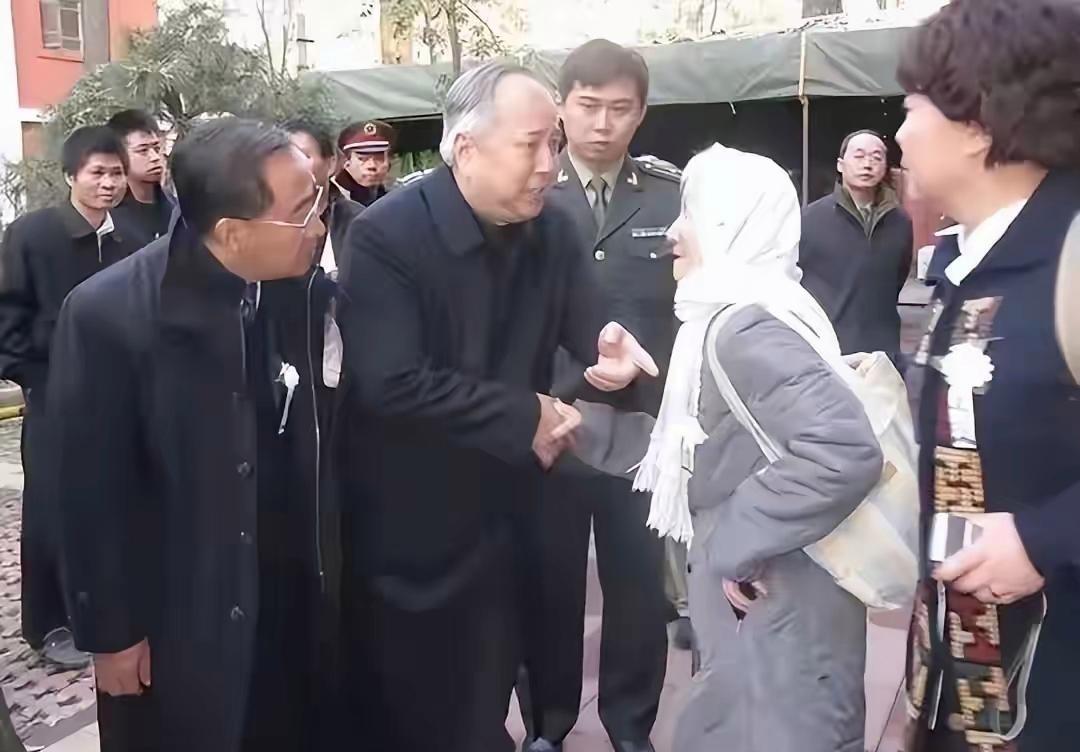 这张老照片看着就让人鼻酸。2009年钱学森先生逝世，91岁的李佩先生裹着白披巾，