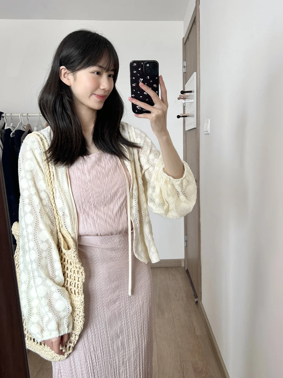 看起来是个淡淡的温柔女孩～