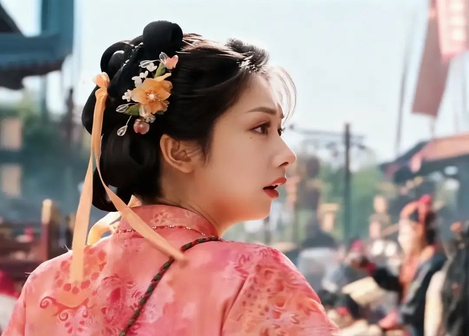 她不太适合古装打扮………长相挺现代的。，，，虽然但是长得好像猪猪侠，，， ​​​