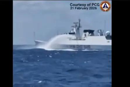 开炮即震慑！中国海警船果断采取开炮警示措施，此前气势汹汹的菲律宾50多艘舰船瞬间