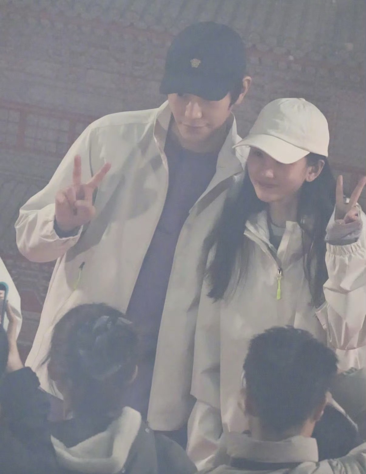 丁禹兮宋祖儿比耶合照丁禹兮宋祖儿合照丁禹兮、宋祖儿《司宫令》比耶合照，男帅女美好