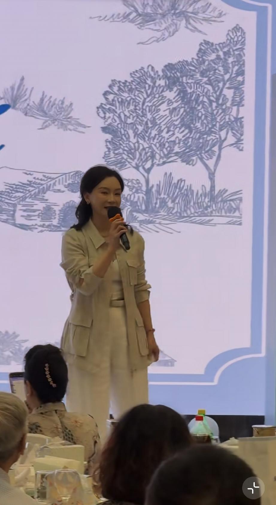9月19日，陈数参加表哥家孙子的百日宴，她站在台上讲话，台下竟然没有掌声，她依然