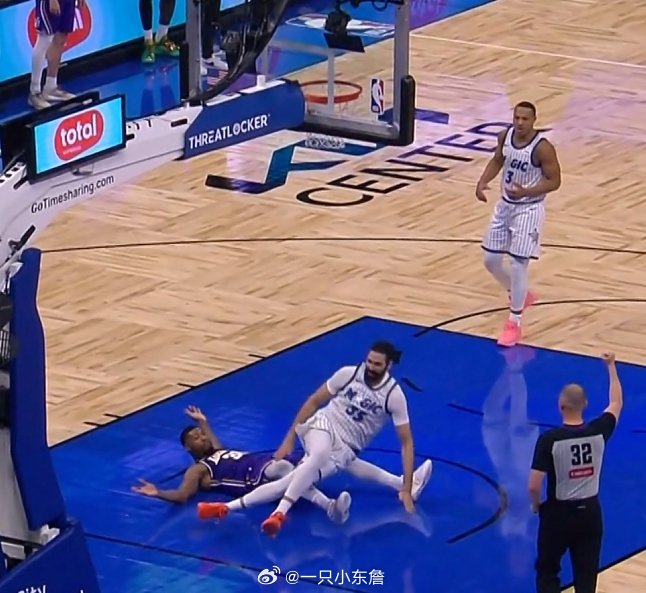 明天斯玛特因右脚踝挫伤将继续缺席，这将是他连续缺席的第6场比赛。斯玛特的伤病发生