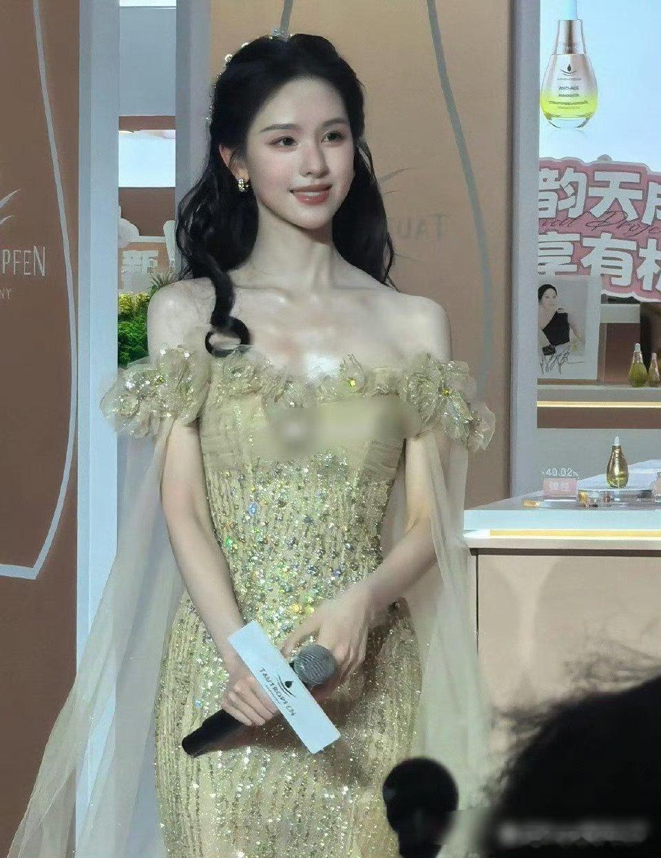 陈都灵现实中好恐怖啊……原相机没修还这么白白嫩嫩 ​​​