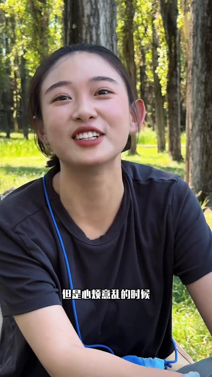 对错没有快乐重要。
·一包烟能买半筐土豆，但是心烦意乱的时候吃土豆咽不下生活的苦