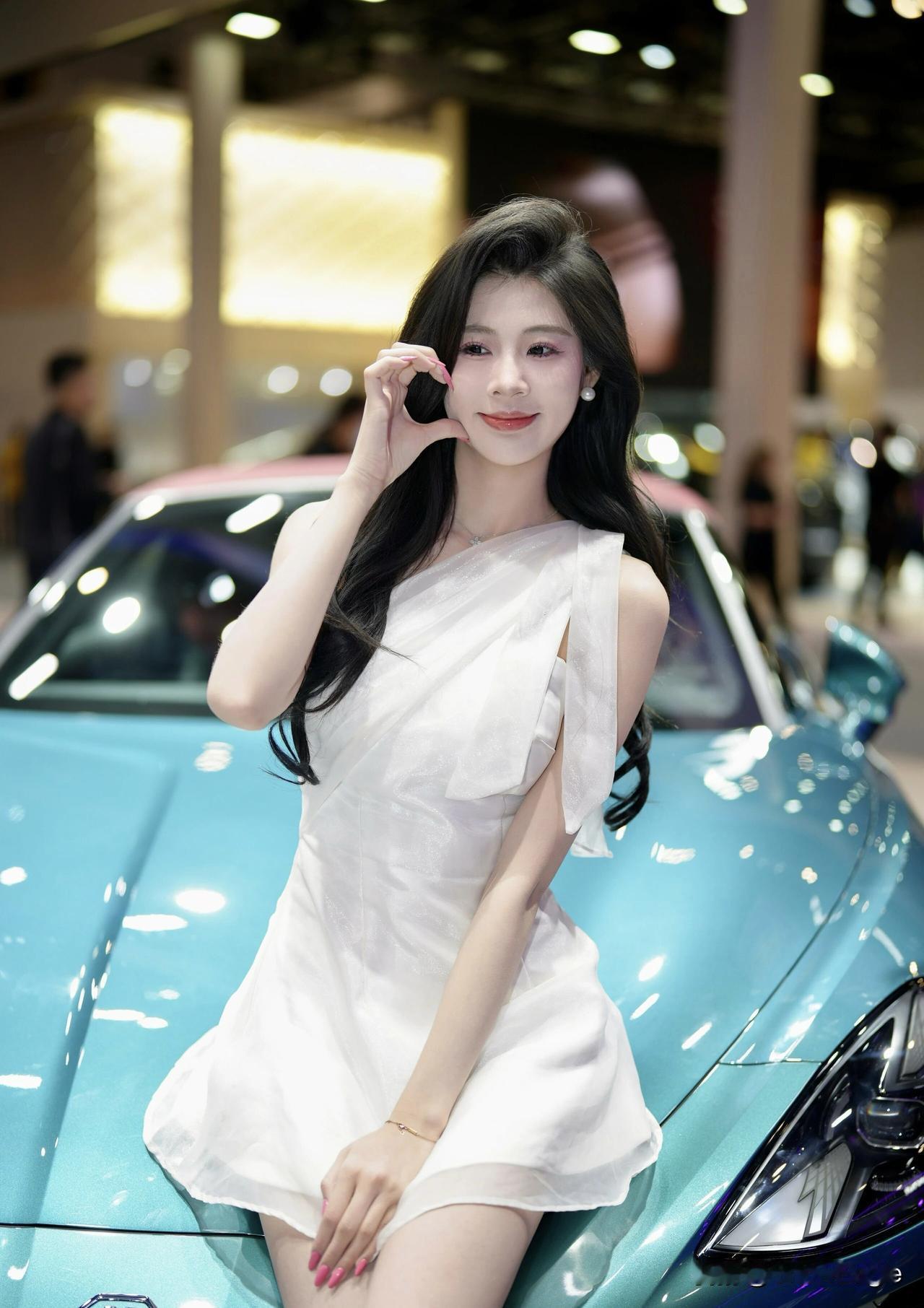 优雅车模与炫酷MG车，完美搭配！🚗💃
