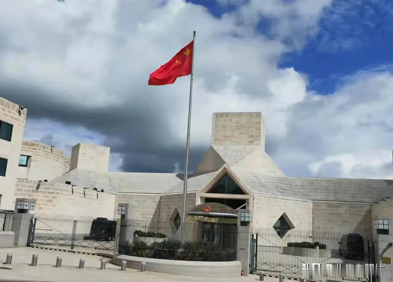 我国驻美大使馆，城堡式的构造，最高也就三层楼，这造型个性十足，好像是贝聿铭设计的
