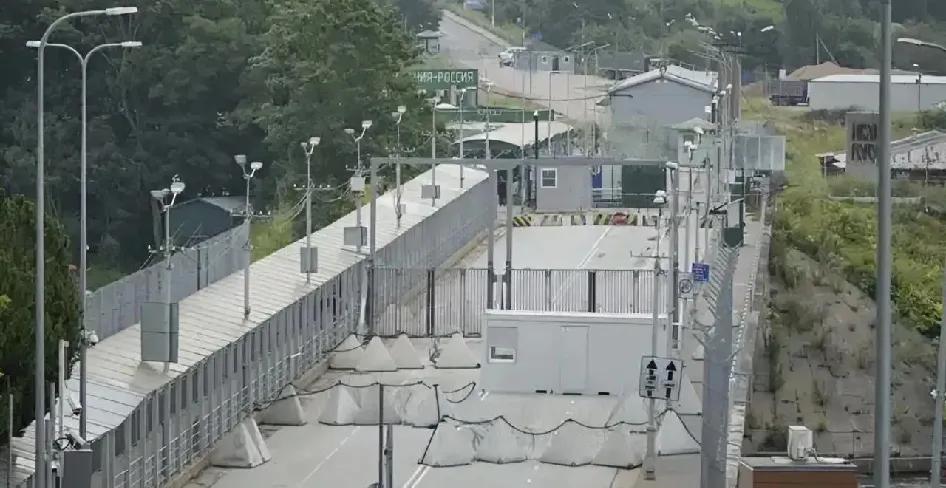 爱沙尼亚与俄罗斯边境连接纳尔瓦与伊万哥罗德的桥梁上，通车部分已经被爱沙尼亚用龙牙