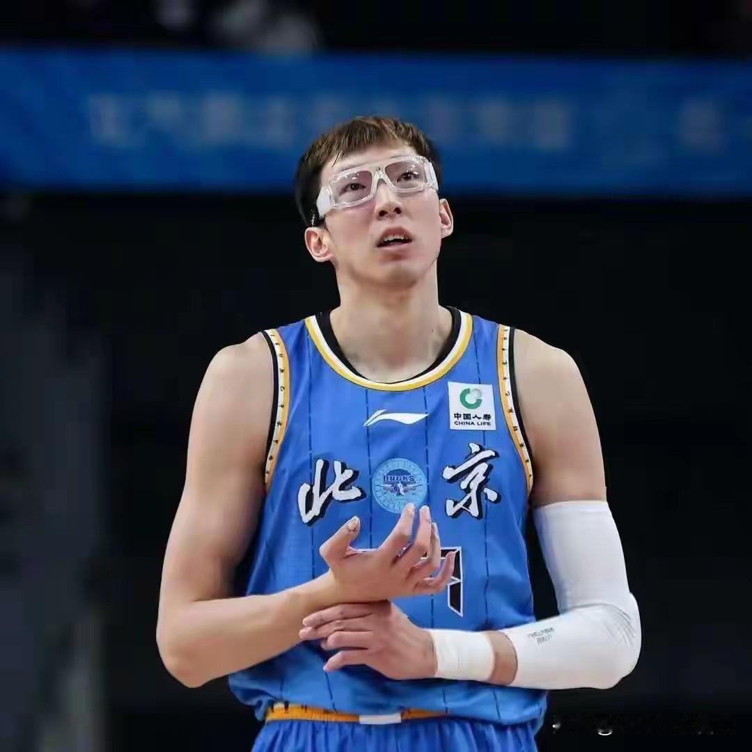 王哲林24分17篮板3助攻赛季最佳！一人打爆周琦、麦基，CBA从此无“大魔王”、