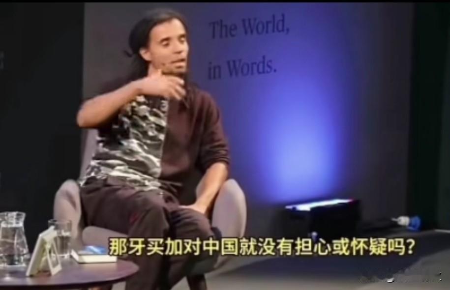 牙买加博主在电视台驳斥：中国在牙买加搞基建，和西方资本根本不一样！
 在一档采访
