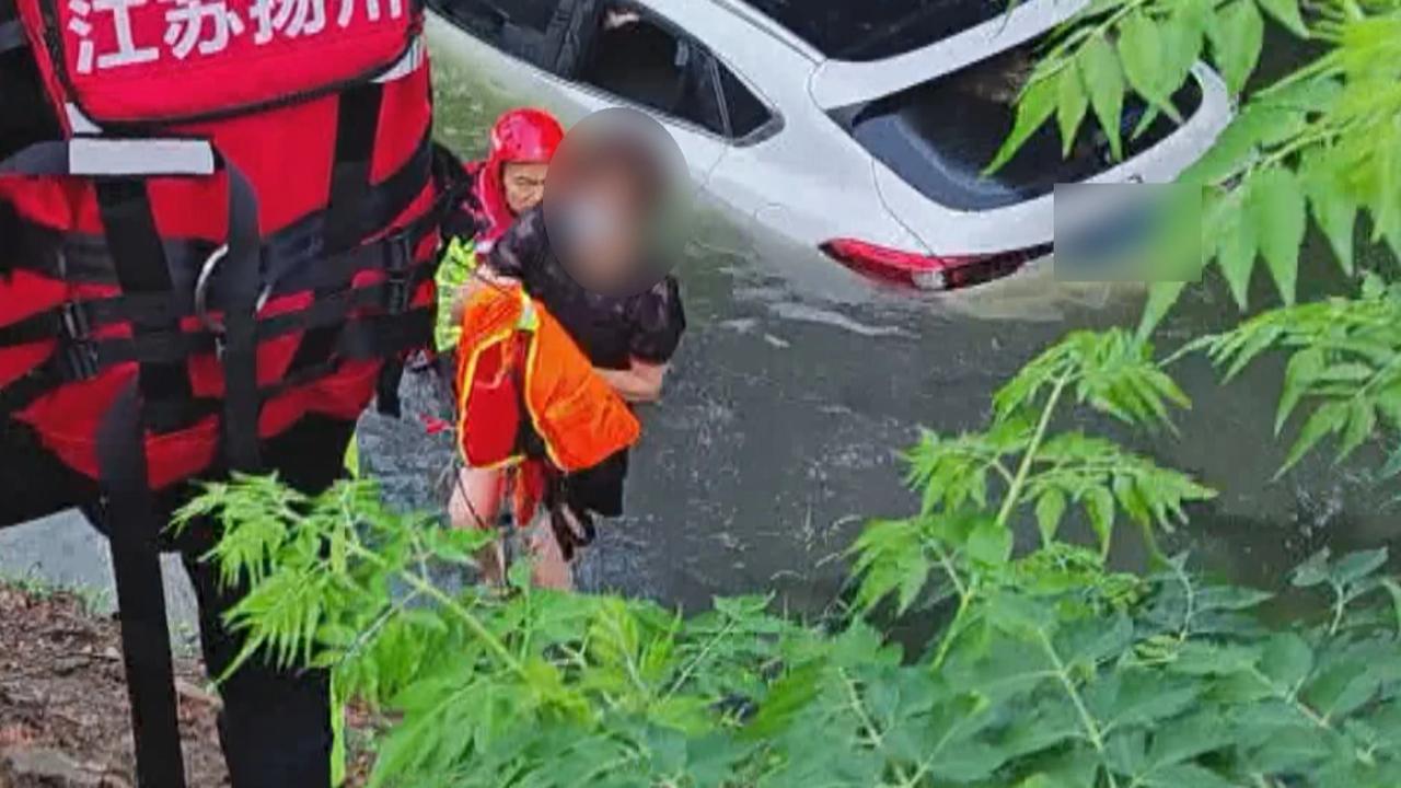 高邮女司机倒车误踩油门坠河
 
7月1日清晨，高邮一名女司机倒车时错把油门当刹车